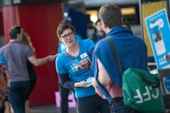 Flurina Valsecchi, stv. Chefredaktorin und Leiterin regionale Ressorts, verteilt Pralinées an die Passanten (Bild: Pius Amrein, 30. Mai 2018)