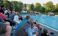 Das Ambiente im Schwimmbad Hörnli: Vorne das Sportbecken mit der Wasserball-Action, hinter den Bäumen der Bodensee mit Weitblick. (Bild: Bilder: Mario Gaccioli)