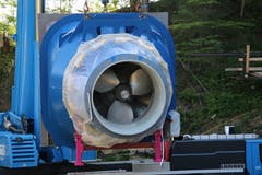 Die hintere Seite der Turbine. Klar erkennbar sind die Rotorblätter, die ab Herbst zur Stromerzeugung vom Wasser angetrieben werden. Danach strömt das Wasser von hier aus dem Kraftwerksgebäude zurück in den Fluss.