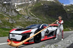 Fahrerin Rahel Frey übt sich als Alphornspielerin. (Bild: Audi AG, Spiringen, 28. Mai 2018)