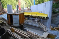 Von hier aus wird dereinst die Sitter durchs Kraftwerk fliessen. Der breite Kanal führt das Wasser zur Turbine. Vorne ist der nach links führende Kanal des Grobkiesfangs zu erkennen: Hier wird Geschiebe aussortiert und dann um die Turbine herum dem Fluss zurückgegeben.