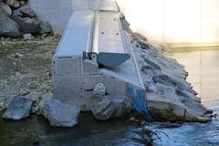 Ein Teil des neuen Stauwehrs im Fluss ist bereits erstellt.