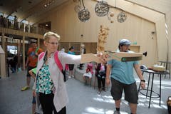 Beim Eröffnungsevent konnten die Gäste zur Armbrust greifen... (Bild: Urs Hanhart (Schattdorf, 31. Mai 2018))