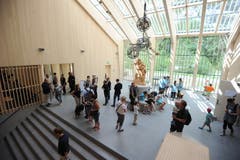 Im Eingangsbereichs prägt eine grosse Tell-Skulptur den Raum. (Bild: Urs Hanhart (Schattdorf, 31. Mai 2018))
