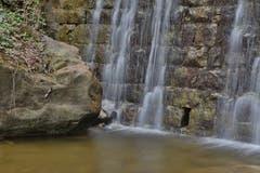 Wasserspiel am Rotbach in Obernau, Kriens. (Bild: Hardy Konzelmann)