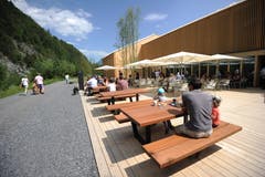 Der Aussenbereich des Restaurants lädt zum gemütlichen Verweilen ein. (Bild: Urs Hanhart (Schattdorf, 31. Mai 2018))