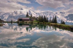 Der Titlis spiegelt sich im Härzlisee oberhalb Engelberg. (Bild: Caroline Pirskanen)