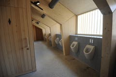 Die sanitären Anlagen befinden sich im Obergeschoss und bieten Ausblicke ins Schächental und auf die Reuss. (Bild: Urs Hanhart (Schattdorf, 31. Mai 2018)