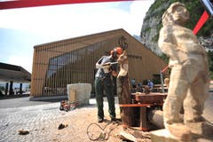 ...und Holzbildhauern über die Schultern schauen, wie sie originelle Figuren aus Baumstämmen schnitzten. (Bild: Urs Hanhart (Schattdorf, 31. Mai 2018)