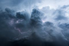 Vorbeiziehendes Gewitter mit Blitzen bei Kirchberg (Bild: Marc Bollhalder)