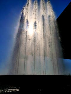 Der Wagenbachbrunnen auf dem Luzerner Europaplatz in der Morgensonne. (Bild: Walter Buholzer)