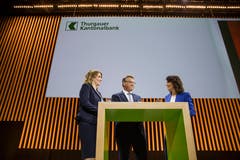 Die TKB-Mitarbeitenden Ursula Peyer und Adrian Stalder sprechen mit Mona Vetsch über das Thema Vorsorge.