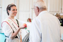 Auf den Heimweg gibt es einen Apfel von der Thurgauer Apfelkönigin Marion Weibel.