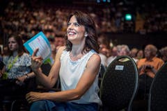 Mona Vetsch moderierte die Partizipanten-Versammlung (Bild: Andrea Stalder)