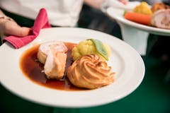 Den Gästen wird ein Dreigang-Menü aus regionalen Produkten serviert.