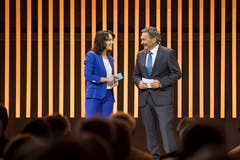 Die Thurgauer Moderatorin Mona Vetsch, hier mit Bankpräsident René Bock, führt durch den Abend.