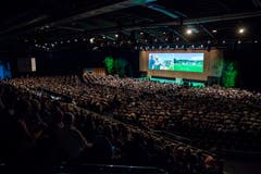 Voller Saal: 3000 Gäste folgen der Einladung der TKB in die Bodensee-Arena.