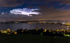 Weitere Gewitterwolken über dem Zugersee (Bild: Daniel Hegglin)