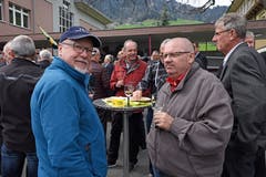 Die Versammlung beim Apéro vor dem Schulhaus Steini. (Bild: Robert Hess)