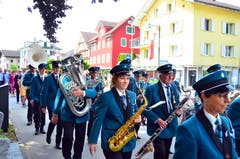 Die Musikgesellschaft spielte beim Apero und führte dann den Festzug an.