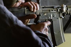 Ein Schütze mit dem Sturmgewehr 57. (Bild: Benjamin Manser)