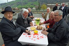 Freudige Wiedersehen beim Apéro beim Schulhaus Steini. (Bild: Robert Hess)