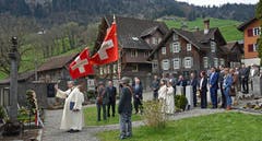 Die Kranzniederlegung auf dem Friedhof. (Bild: Robert Hess)