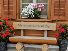 "Nimm dr äs bizäli Zyt" ! Wer könnte da nein sagen ? Aufgenommen in Giswil. (Bild: Margrith Imhof-Röthlin)
