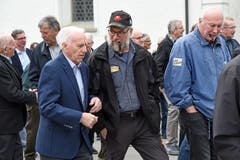 Schöne Begegnungen und Gespräche beim Apéro beim Schulhaus Steini. (Bild: Robert Hess)