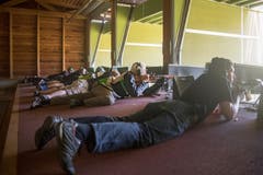 Die Gewehrschützen konzentrieren sich auf ihr 300 Meter entferntes Ziel. (Bild: Benjamin Manser)