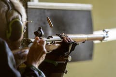 Ein Karabinerschütze lädt nach. Die ausgeworfene Patronenhülse des letzten Schusses scheint über dem Gewehr zu schweben. (Bild: Benjamin Manser)