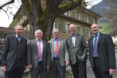 Vereinspräsident Franz Niederberger (Mitte), flankiert von vier ehemaligen Batallionskommandanten (von links: Alois Amstutz, Edy Engelberger, Jost Murer und Franz Gander). (Bild: Robert Hess)