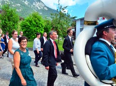 Präsident Walter Hug mit seiner Frau Rita an der Spitze des Festzugs hinter der Musik.