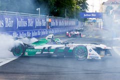 Der Brasilianer Lucas Di Grassi feiert den Sieg beim E-Prix in Zürich auf seine Weise. (Bild: Cyril Zingaro / Keystone (Zürich, 10. Juni 2018))