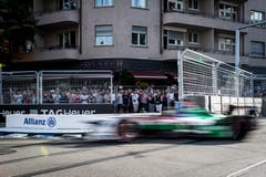 Zuschauer verfolgen den Brasilianer Luca di Grassi vom Team Audi Sport ABT Schaeffler. (Bild: Sebastian Schneider / PPR (Zürich, 10. Juni 2018))