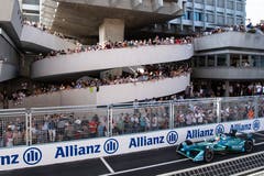Der Portugiese Antonio Felix da Costa rast an den Zuschauern vorbei durch Zürich. (Bild: Ennio Leanza / Keystone (Zürich, 10. Juni 2018))