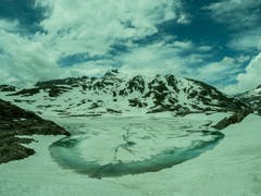Totensee mit Eis auf dem Grimsel. (Bild: Theres Nussbaumer)