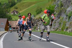 Muskelkraft statt PS, slow statt fast: Teilnehmer des «slowUp» unterwegs (Bild zVg).