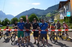 An der Eröffnung: V.l. OK-Präsident Beat Isenschmid, der Gemeindepräsident von Lauerz Roman Gisler, Snowboard-Freestyler Jonas Bösiger und Stefan Ryser, Geschäftsstellenleiter von "slowUp Schwyz – Swiss Knife Valley". (Bild zVg).