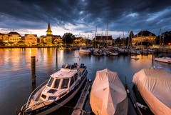 Die blaue Stunde im Hafen von Lindau. (Bild: Marc Bollhalder)