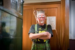 Gibt jetzt ab: Der bisherige «Naz»-Wirt Walter Tobler in passendem Outfit am grossen Schnitzelbankabend. (Bild: Urs Bucher - 27. Februar 2017)