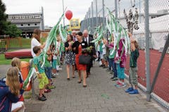 Die Schulkinder von Lütisburg standen mit grünweissen Bändern Spalier. (Bild: Martin Knoepfel)