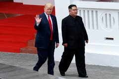 Donald Trump und Kim Jong Un auf einem Spaziergang nach dem gemeinsamen Mittagessen. (Bild: AP Photo/Susan Walsh)