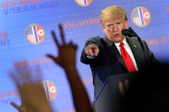 US-Präsident Donald Trump gibt nach der Unterzeichnung des Abkommens eine Medienkonferenz. (Bild: AP Photo/Wong Maye-E)