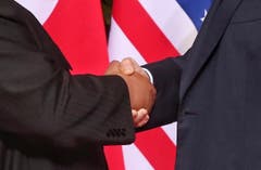 Historischer Händedruck oder ist alles nur "All talk and no action"? Das wird sich noch herausstellen in den kommenden Wochen und Monaten. (Bild:EPA/KEVIN LIM)