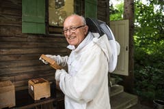 Seine Bienen beruhigen Imker Dietmar Hiltebrand. (Bild: Sabrina Stübi)