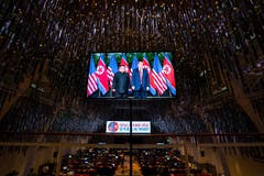 Kim und Trump vor dem Händedruck. (Bild: EPA/Jim Lo Scalzo)
