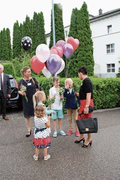 Die Enkelkinder von Imelda Stadler überreichten ihrer Grossmutter Blumen. (Bild: Martin Knöpfel)