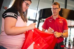 Stephan Lichtsteiner gibt Shania ein Autogramm am Flughafen. (Bild: Melanie Duchene / Keystone (Zürich, 11. Juni 2018))