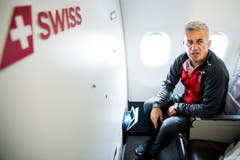 Nati-Trainer Vladimir Petkovic sitzt gleich hinter dem Piloten in der ersten Reihe in der Businessklasse (Bild: Laurent Gilliéron / Keystone (Zürich, 11. Juni 2018)).